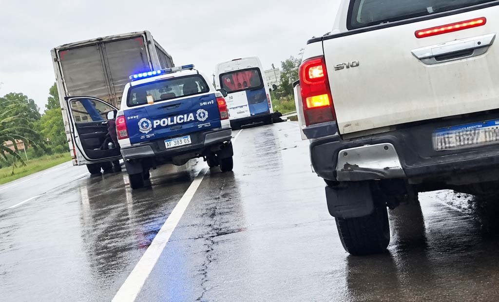 Tragedia en la Ruta 38: un motociclista murió tras caer bajo un camión en uno de los accesos a la ciudad de Famaillá